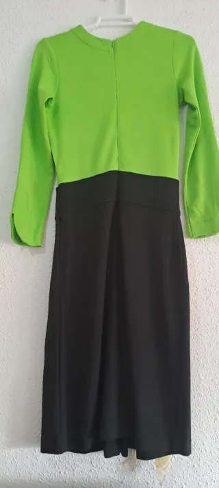 Abito verde e nero con foulard