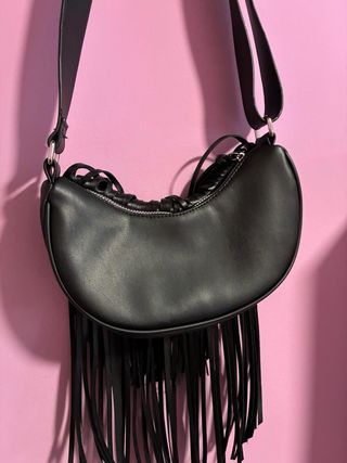 Bolso negro con flecos