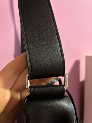 Bolso negro con flecos