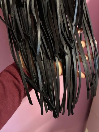 Bolso negro con flecos