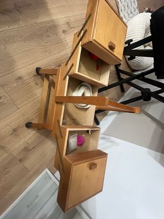 Costurero de madera con ruedas