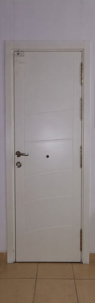 Puerta de seguridad blanca