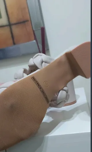 Sandalias beige trenzadas tacón