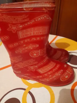 Botas de agua rojas para niño