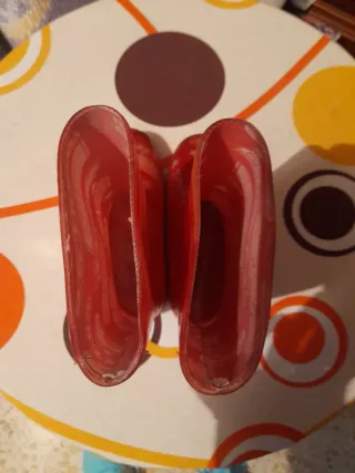 Botas de agua rojas para niño