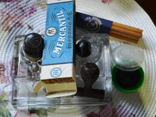 Escritorio de los años 60: sellos, lápices, etc.