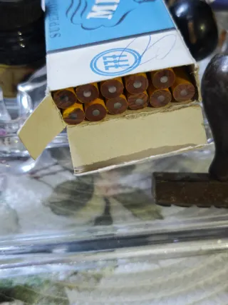 Escritorio de los años 60: sellos, lápices, etc.