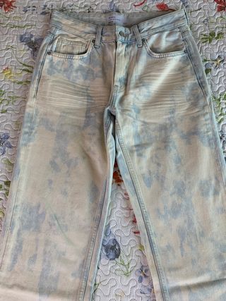 Vaqueros Bershka tie dye azul (T. 36EU)