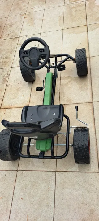 Coche de pedales para niños
