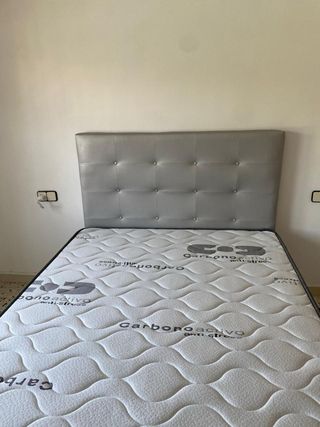 Cama individual con cabecero gris