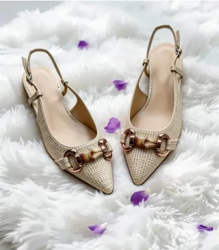 Sandalias Beige y Doradas con Detalle