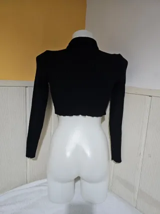 Blusa corta cuello alto manga larga negra