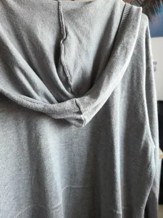 Jersey gris con capucha