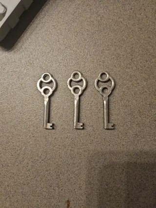 Juego de 3 llaves antiguas para muebles