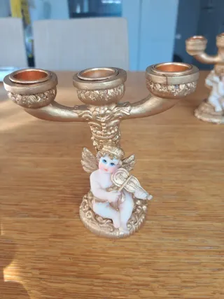 Candelabros de ángeles dorados