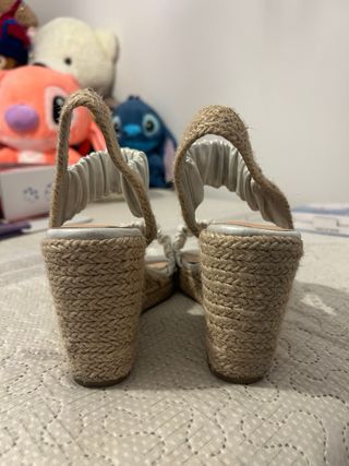 Sandalias cuña plateadas