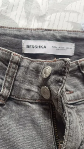 Vaqueros grises acampanados