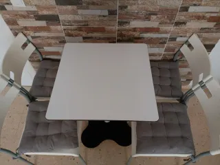 Mesa y 4 Sillas Comedor