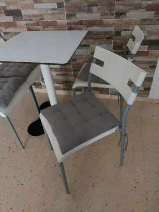 Mesa y 4 Sillas Comedor