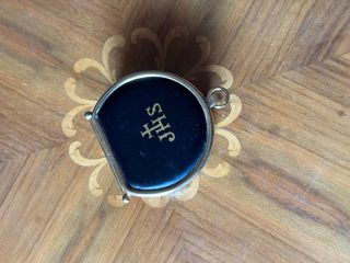 Estuche religioso JHS con reliquia