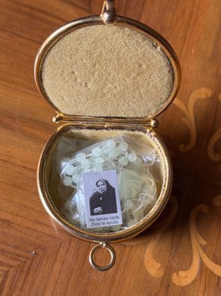 Estuche religioso JHS con reliquia