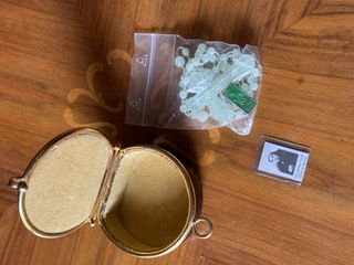 Estuche religioso JHS con reliquia