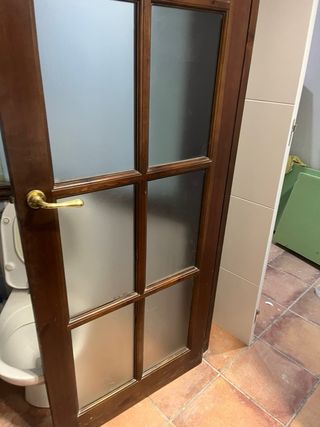 Puerta de madera con cristales.