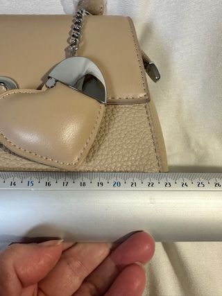 Bolso de mano/hombro beige con dije
