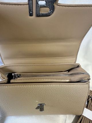 Bolso de mano/hombro beige con dije