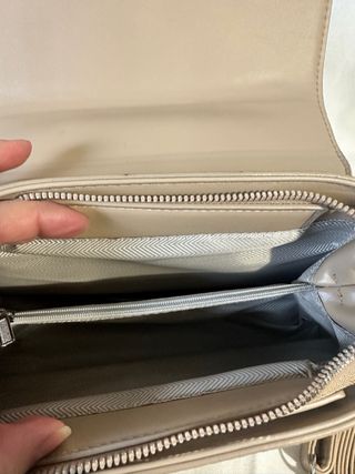 Bolso de mano/hombro beige con dije