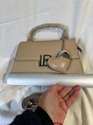 Bolso de mano/hombro beige con dije
