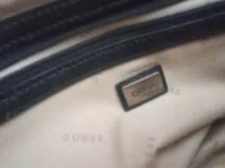 Bolso Guess Negro con Detalle Plateado