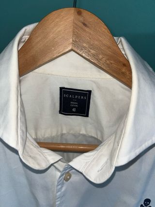 Camisa blanca Scalpers