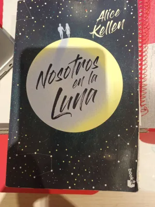 Nosotros en la luna: El libro más vendido del a...