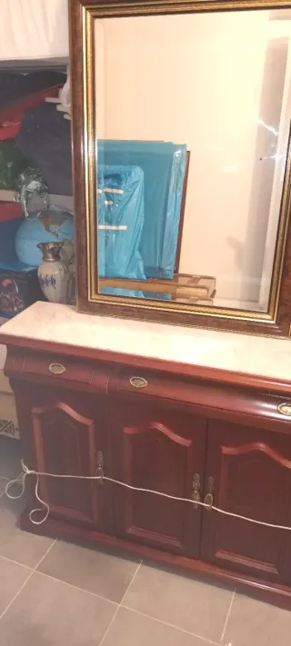 Mueble de entrada y espejo.