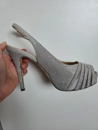 Tacones plateados de fiesta