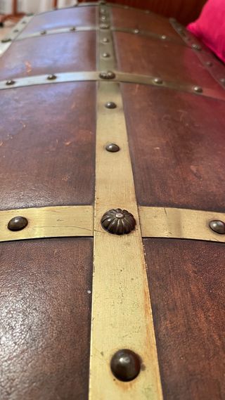 Baúl de cuero y madera con herrajes metálicos