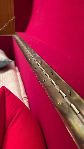 Baúl de cuero y madera con herrajes metálicos