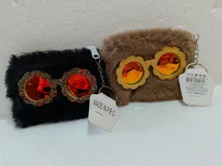 Portamonete peloso con occhiali da sole