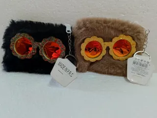 Portamonete peloso con occhiali da sole