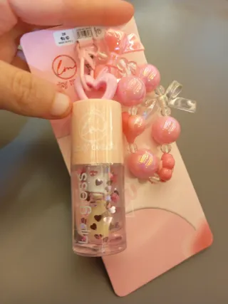 Lucidalabbra e bracciale a tema cuore