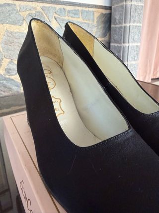 Tacones negros elegantes y sofisticados