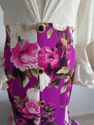 Traje de flamenca simula falda y blusa.
