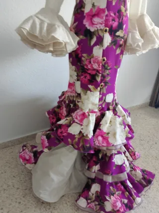 Traje de flamenca simula falda y blusa.