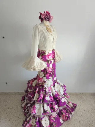 Traje de flamenca simula falda y blusa.