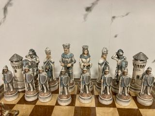 Ajedrez con figuras de alabastro.Nigri