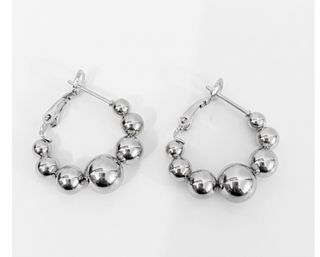 Pendientes aro con cuentas plateadas
