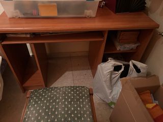 Escritorio de madera marrón