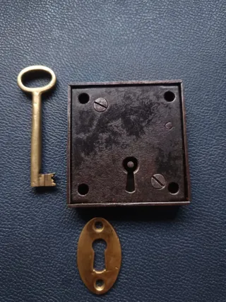 Antigua cerradura y llave de latón