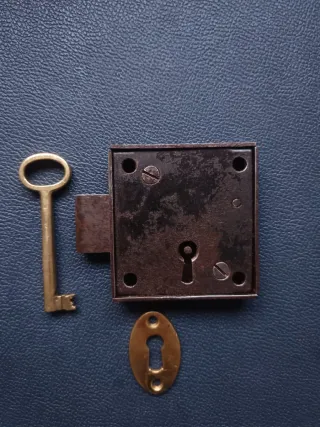 Antigua cerradura y llave de latón